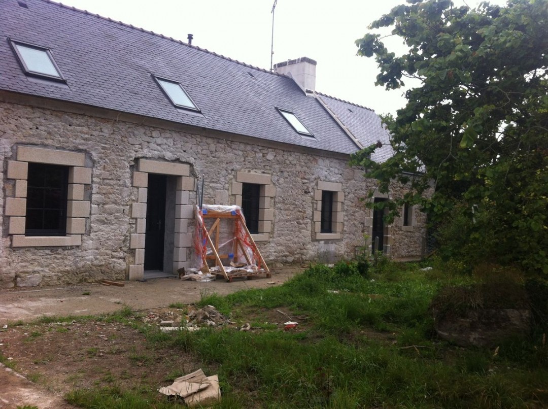 Pose de fenêtres sur longère pierre